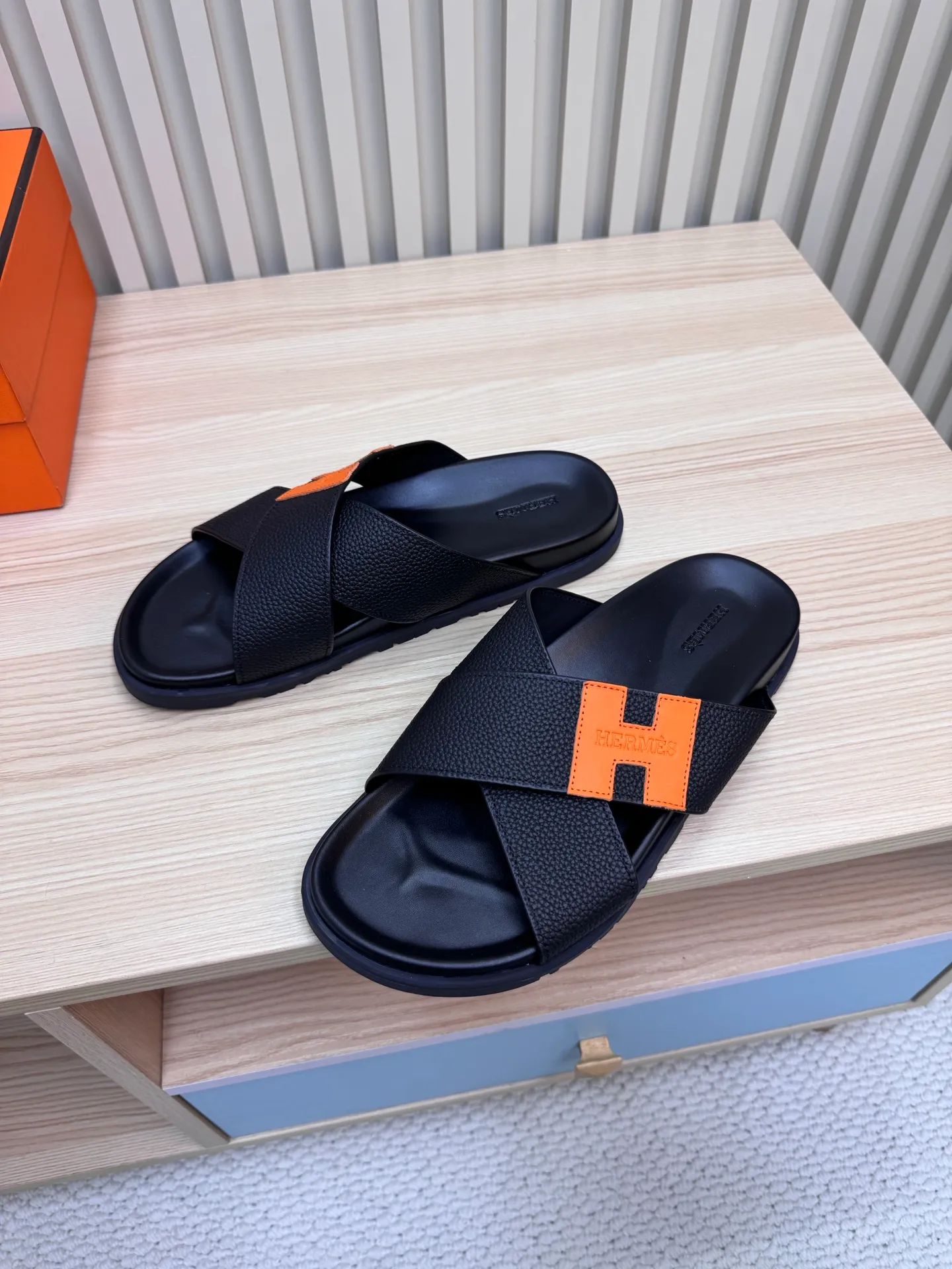 🅿️300💰Couple style 25 latest cross-slippers Hermes 🐎The extremely popular couple style second uncle slippers/latest hardware buckle sandals and slippers, paired with various colorful socks, so trendy!           ———————— Upper: Imported pebbled cowhide Lining: Imported cowhide Outsole: Tpu non-slip and wear-resistant outsole Female size: 35-42 (40.41.42 non-refundable and non-exchangeable) Male size: 39-46 (45.46 non-refundable and non-exchangeable) Long-term spot Couple model 37-46